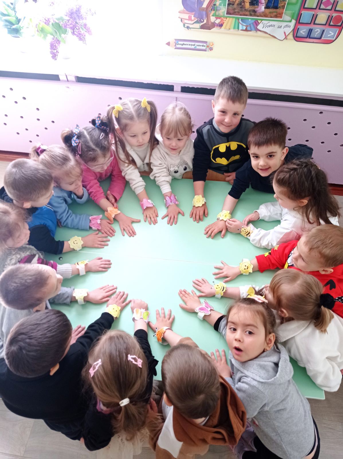 Copiii din grupa Nr. 3, mijlocie, descoperă enigmele ALBINUTELOR